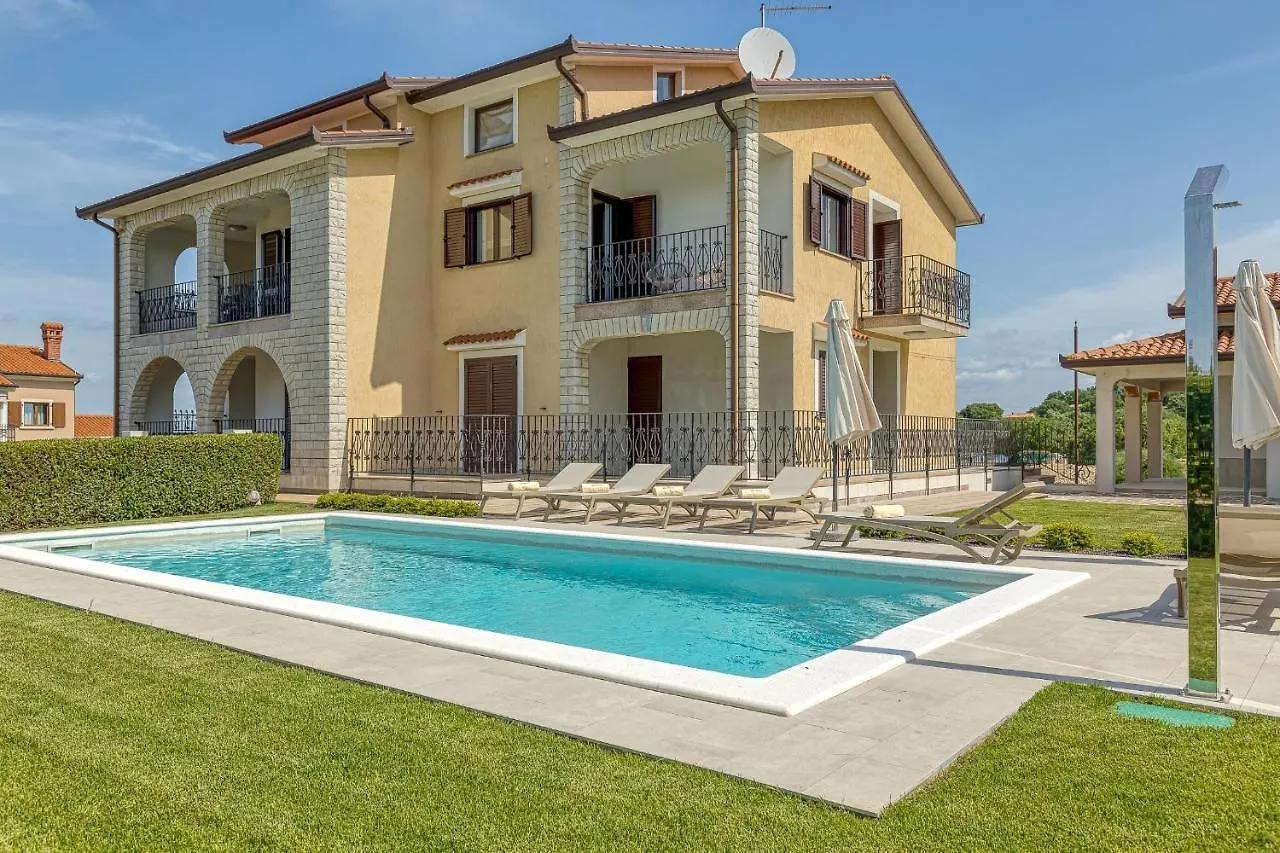 Silvia II With Private Pool Daire Vižinada