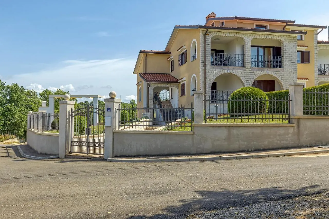 Silvia II With Private Pool Daire Vižinada